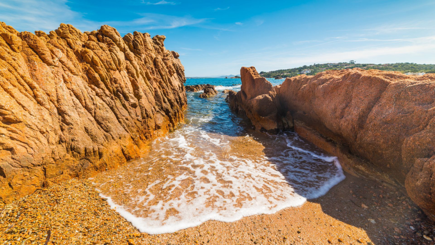 Rocce granitiche in una spiaggia a Porto Cervo