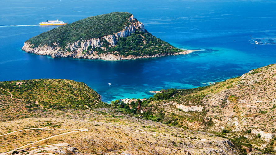Vista dall'alto della costa di Golfo Aranci con Cala Moresca e l'isolotto di Figarolo