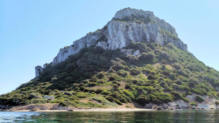 Isolotto di Figarolo nella costa nord-est della Sardegna