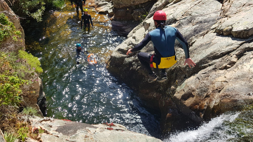 Ragazzo si tuffa dalla cascata durante il canyoning a Villacidro