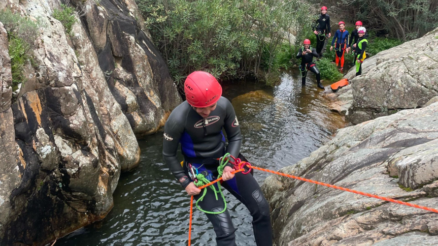 Ragazzo fa un'esperienza di canyoning in Sardegna