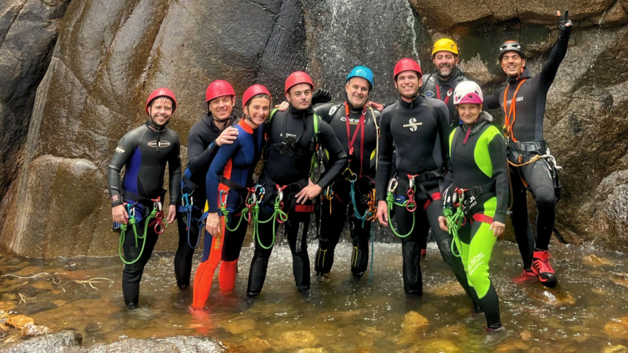 Gruppo di persone durante l'attività di canyoning nel sud della Sardegna