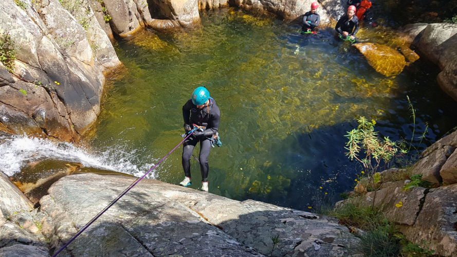 Persona effettua una calata in corda nella cascata di Sa Spendula