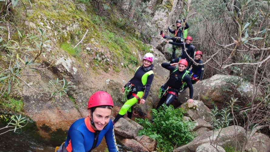 Persone fanno canyoning nel sud della Sardegna