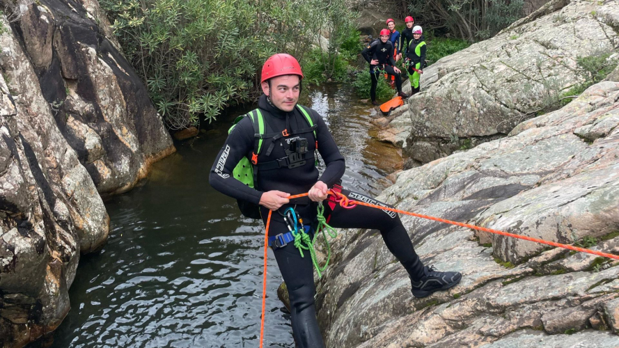 Ragazzo si cala in corda durante il canyoning a Villacidro