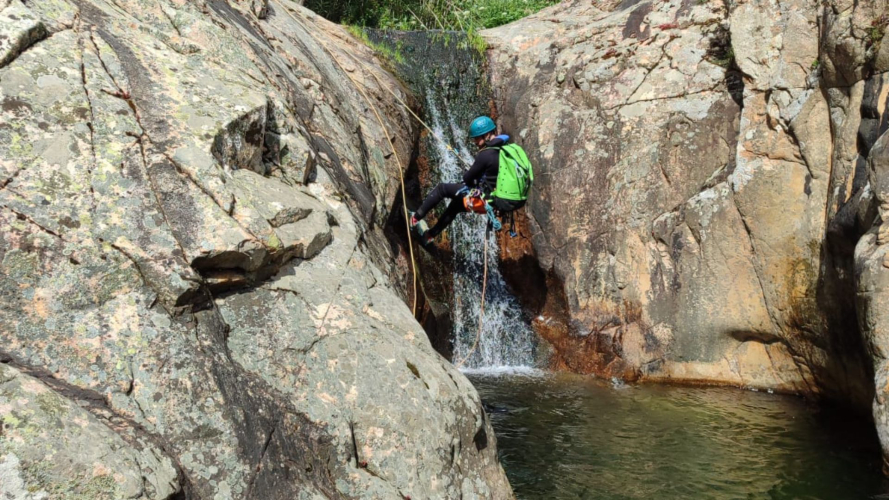 Attività di canyoning nel sud della Sardegna nella pianura del Campidano