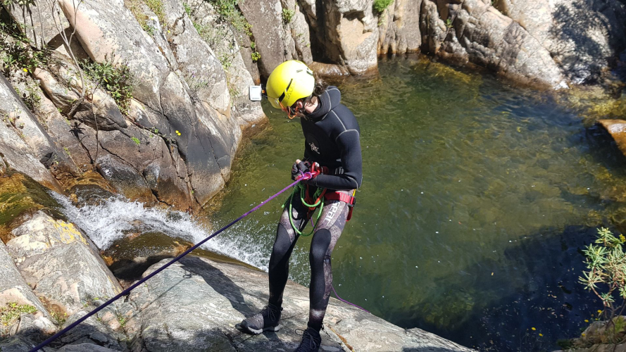 Ragazzo fa canyoning nel sud della Sardegna