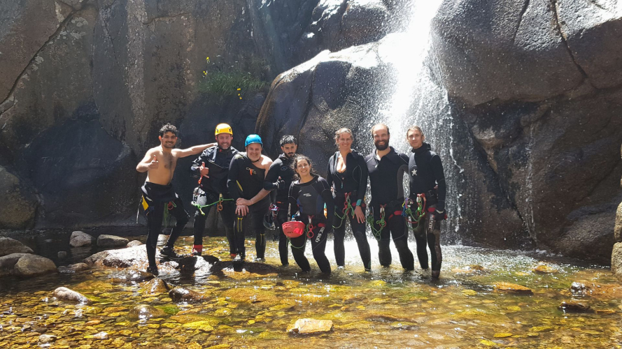Gruppo di escursionisti nella spettacolare cascata di Sa Spendula nel sud della Sardegna