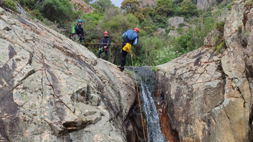 Gruppo di escursionisti effettuano una calata in corda nel territorio di Villacidro