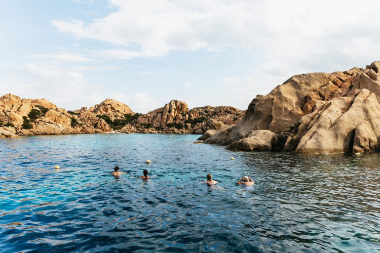 Turisti fanno il bagno nel mare della Corsica