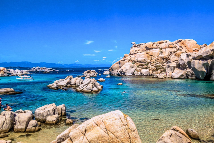 Costa sud della Corsica visitabile durante gita in gommone