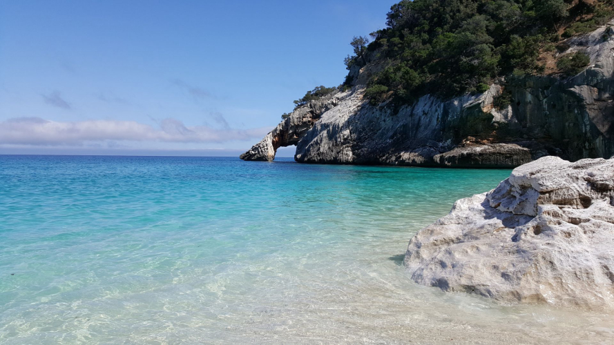 Natürlicher Bogen von Cala Goloritzé an der Ostküste Sardiniens