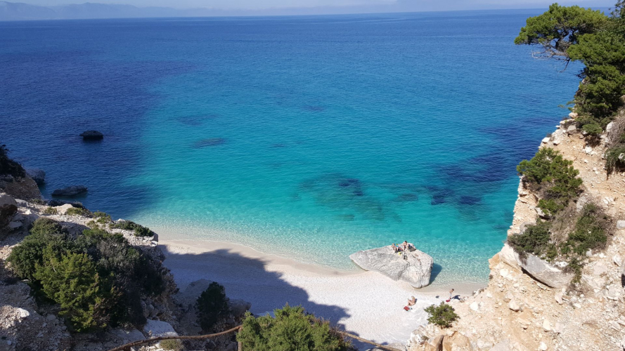Das kristallklare Meer von Cala Biriala aus der Höhe gesehen