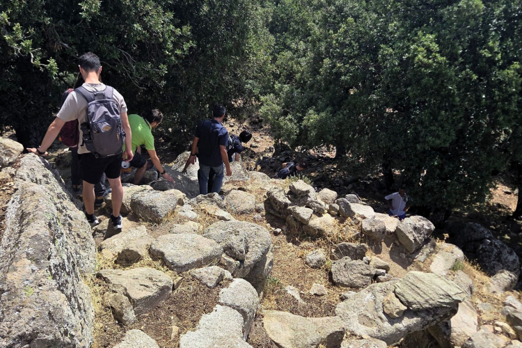 Escursionisti camminano lungo i sentieri della Barbagia