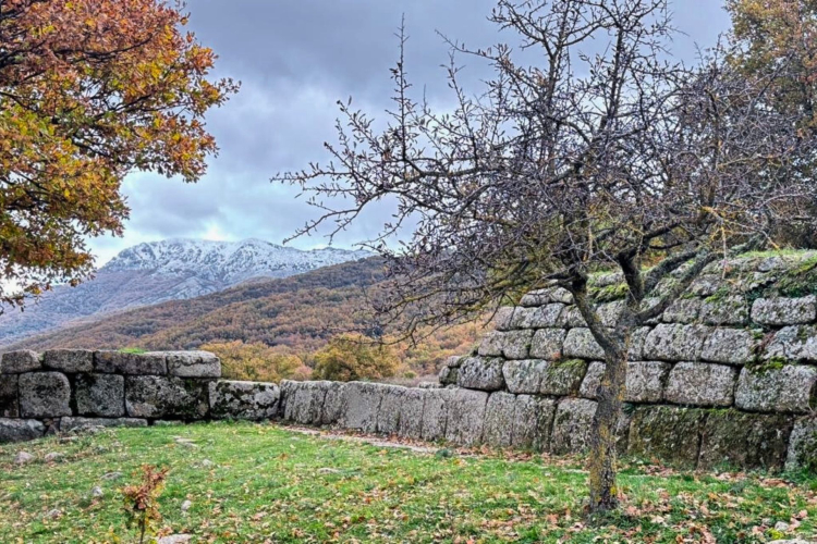 Fermata del tour in jeep presso un sito archeologico in Barbagia
