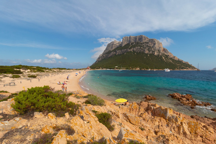 Die Insel Tavolara an der Nordostküste Sardiniens