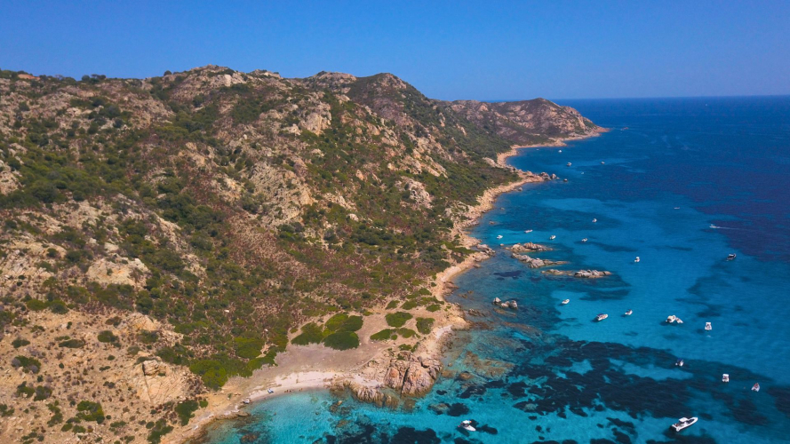 Die Küste des Meeresschutzgebiets Tavolara und Molara aus der Vogelperspektive