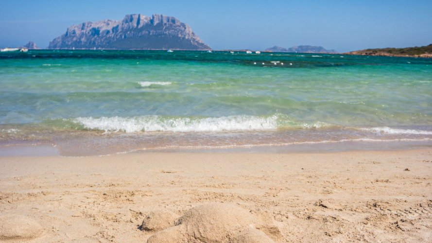 Blick auf Tavolara vom Strand Porto Istana in Olbia aus