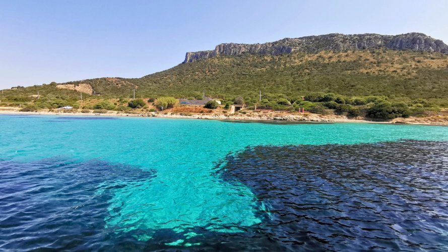 Kristallklares Wasser im Gebiet von Olbia