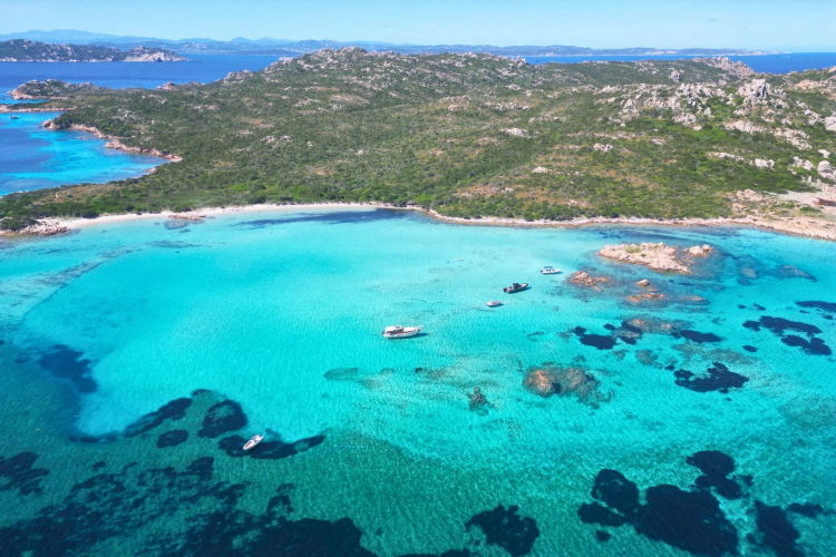 Barca naviga nell'Arcipelago di La Maddalena