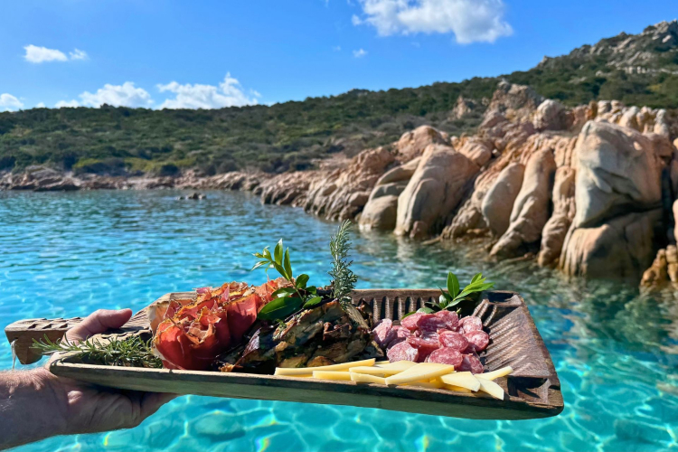 Aperitivo di prodotti locali servito a bordo del tour in barca all'arcipelago di La Maddalena