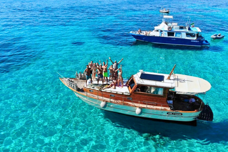 Barca con escursionisti naviga nell'Arcipelago di La Maddalena