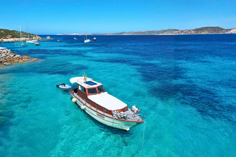 Barca naviga nell'Arcipelago di La Maddalena
