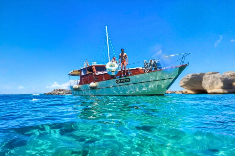 Barca con escursionisti naviga nell'Arcipelago di La Maddalena
