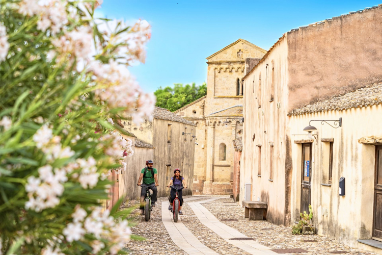 Radfahrer in Nuxis während der Etappe der Radtour im Süden Sardiniens