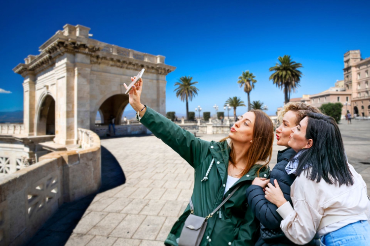 Foto ricordo sui bastioni di Cagliari dopo il tour con caccia al tesoro