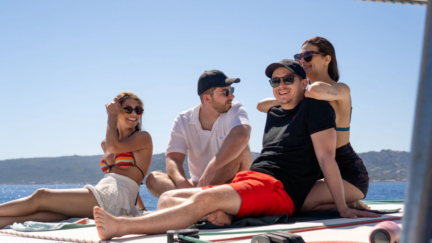 Persone a bordo della barca a vela durante il tour a Tavolara