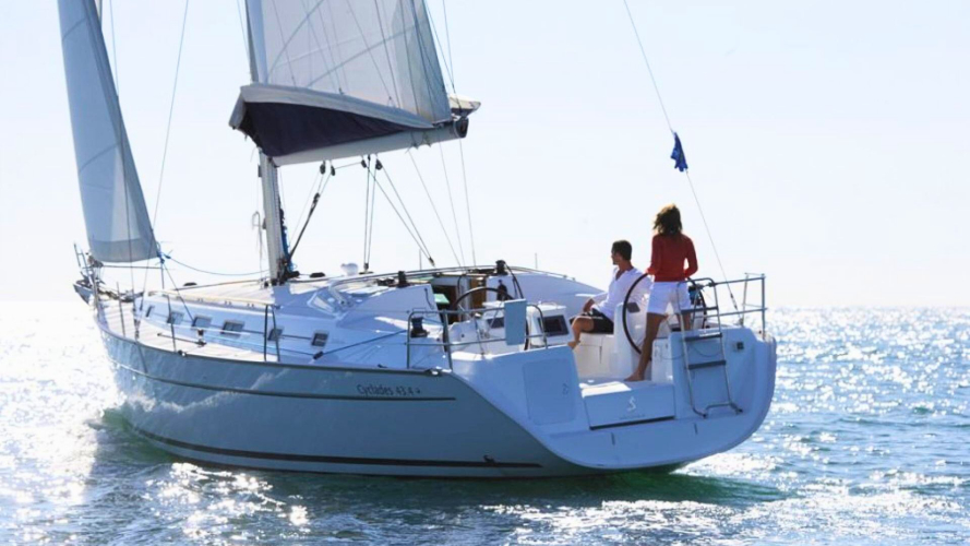 Barca a vela naviga a Cala Brandinchi