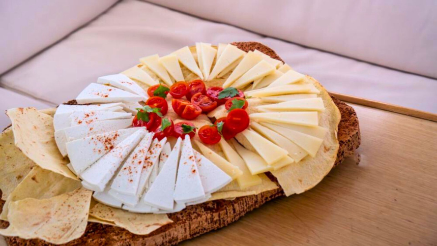 Tagliere di formaggi offerto durante il tour a Tavolara