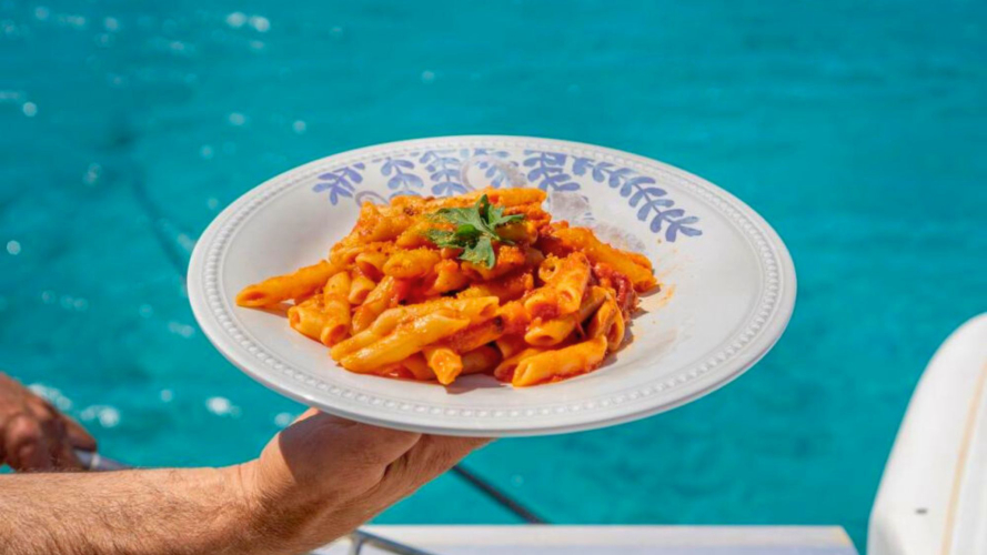 Piatto di pasta offerto durante il pranzo a Tavolara