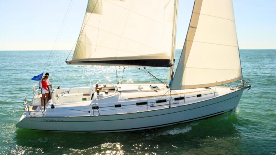 Barca a vela mentre naviga nelle acque cristalline dell'Area Marina Protetta di Tavolara