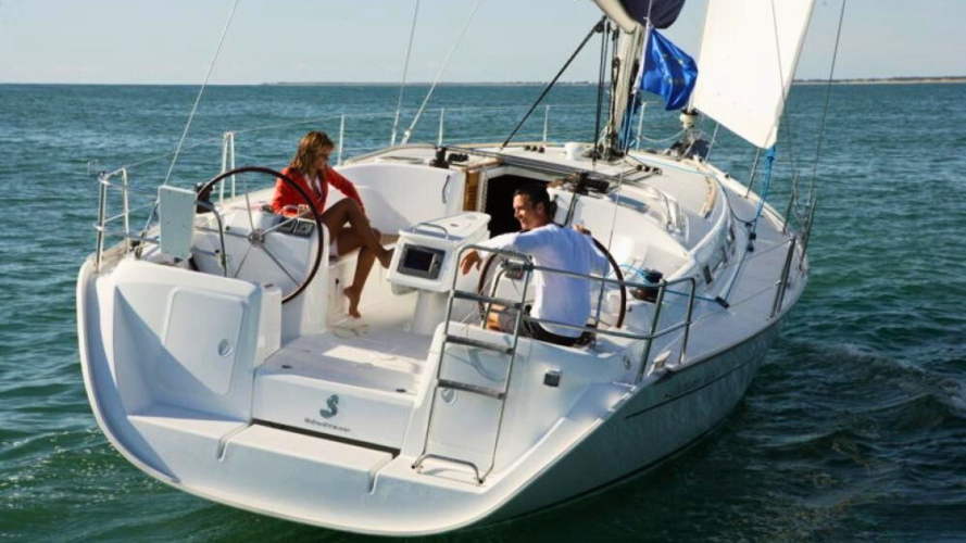 Barca a vela durante la sosta a Tavolara e Molara