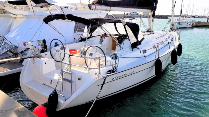 Barca a vela ormeggiata nel porto di San Teodoro nella costa est della Sardegna