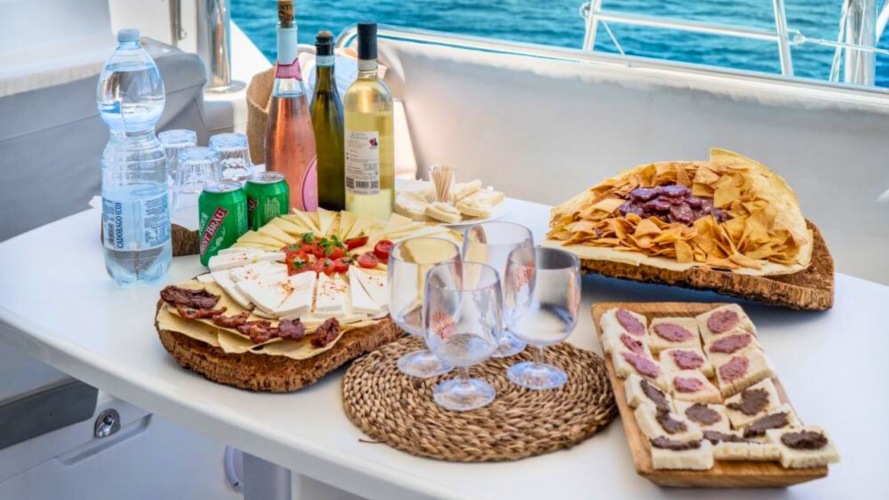 Aperitivo offerto a bordo della barca a vela durante la sosta a La Cinta
