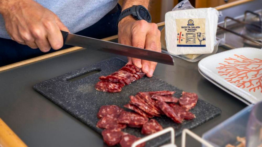 Salsiccia locale offerta durante il tour a Tavolara e Molara