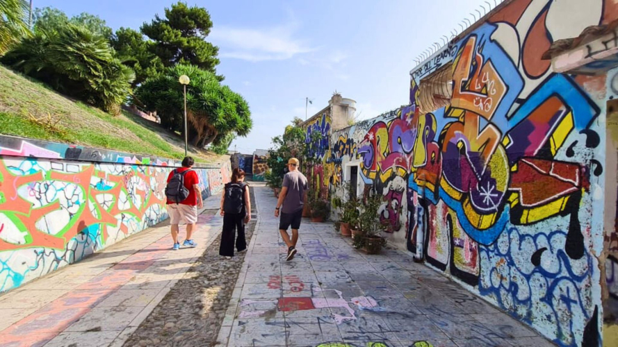 Lezione di italiano nelle strade di Cagliari