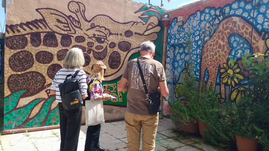 Persone partecipano alla lezione di italiano a Cagliari