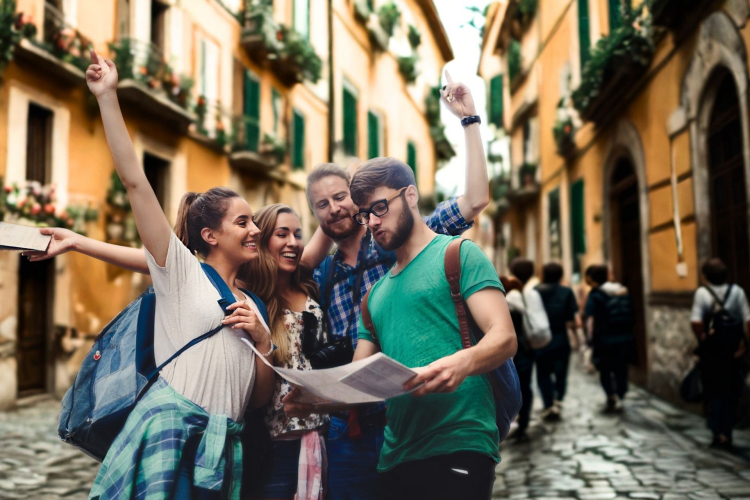 Giocatori esplorano Alghero seguendo gli indizi dell'escape game