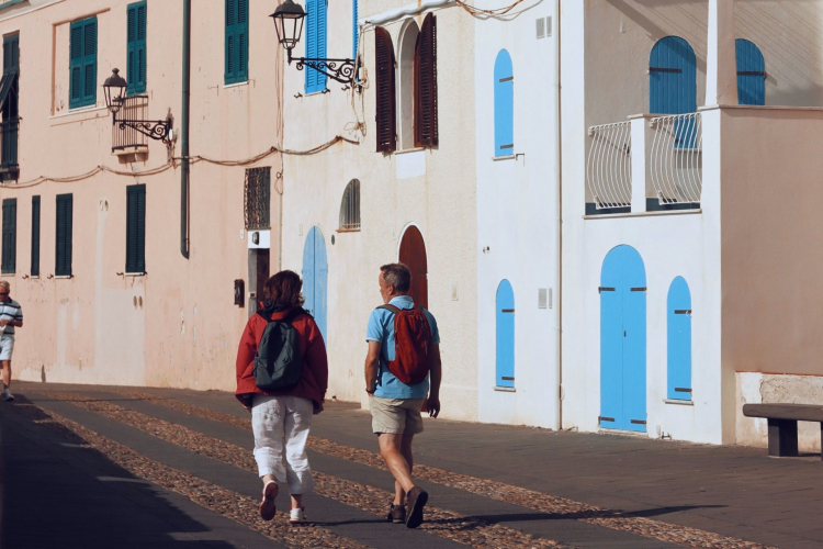 Turisti passeggiano per Alghero