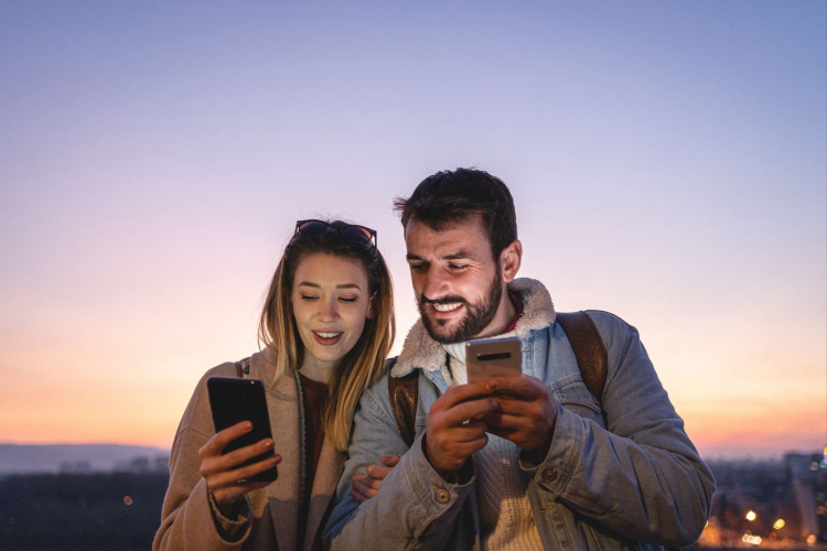 Giocatori esplorano Alghero seguendo gli indizi dell'escape game