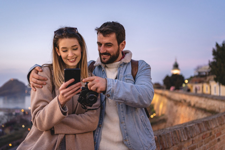 Giocatori esplorano Alghero seguendo gli indizi dell'escape game