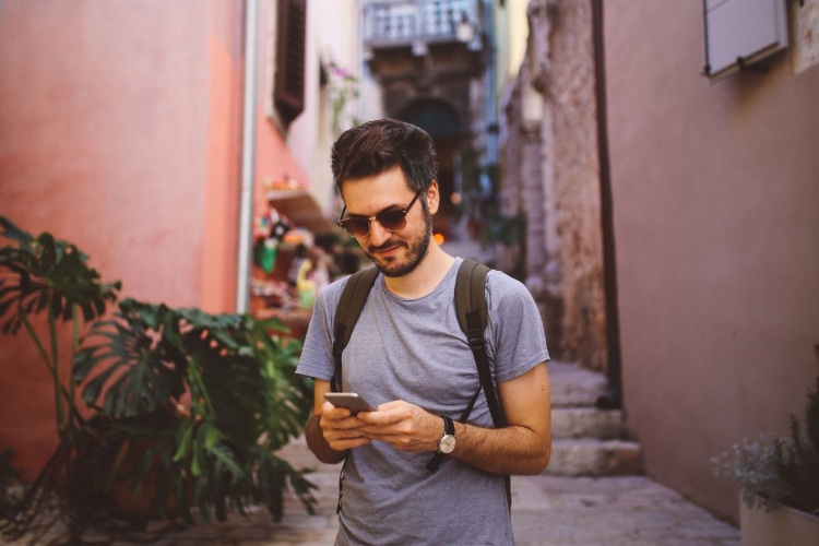 Giocatori esplorano Alghero seguendo gli indizi dell'escape game