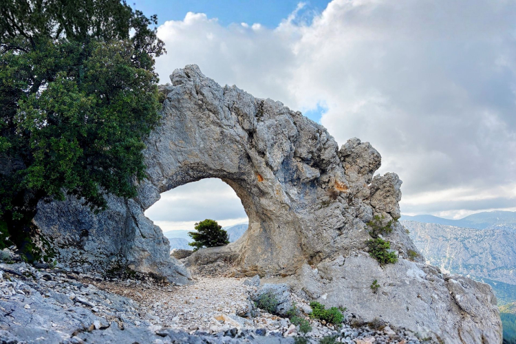 Straordinario monumento naturale di roccia nei sentieri del Supramonte