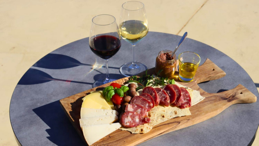 Aperitif with typical local products offered during the visit to the winery in Alghero