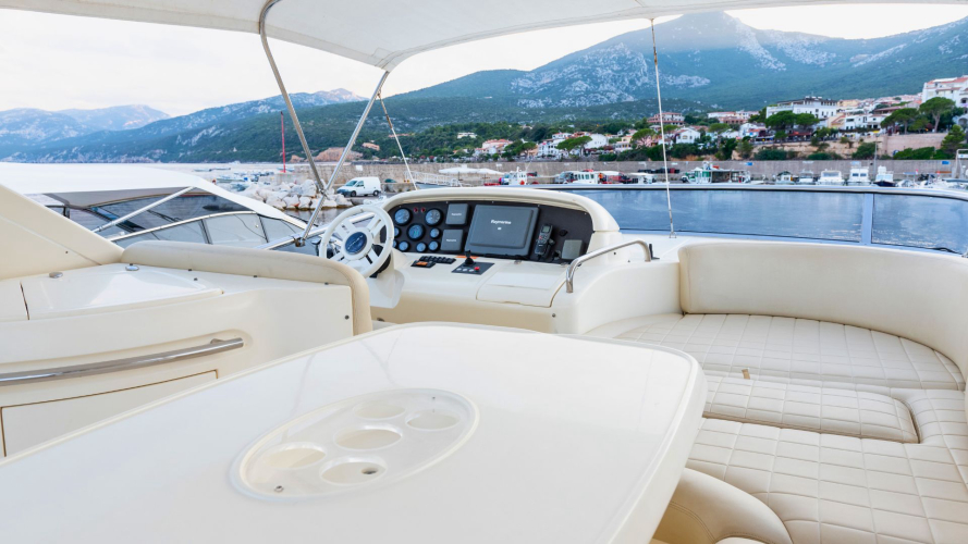 Interni lussuosi e ampi spazi prendisole di un yacht di lusso in Costa Smeralda