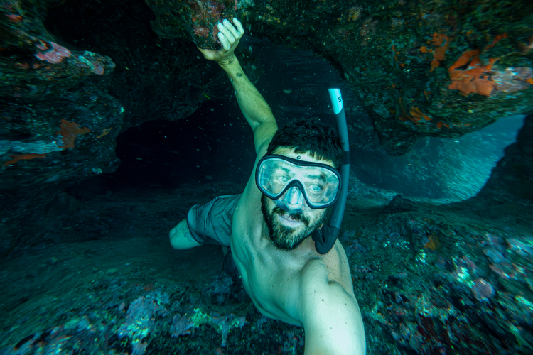 Ragazzo fa snorkeling durante il tour in SUP nel Parco di Porto Conte